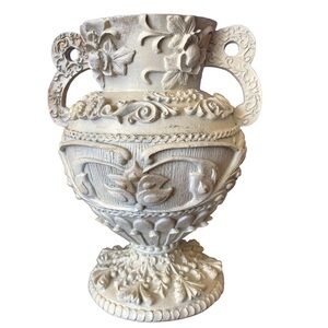 Ceramic Decorative  vase in Great condition No flaws